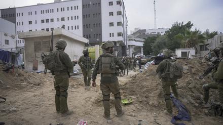Israelische Soldaten stehen vor dem Schifa-Krankenhaus (Archivbild). 