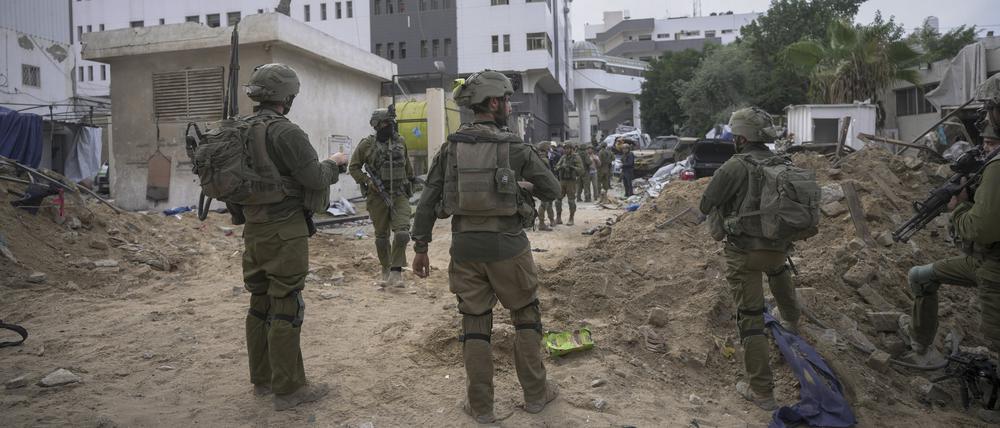 Israelische Soldaten stehen vor dem Schifa-Krankenhaus.
