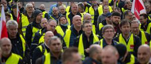 ARCHIV - 01.03.2024, Brandenburg, Potsdam: Zahlreiche Mitarbeiter der streikenden Verkehrsbetriebe aus Brandenburg demonstrieren auf dem Alter Markt mit einem Transparent mit der Aufschrift ·Ins Personal investieren·.