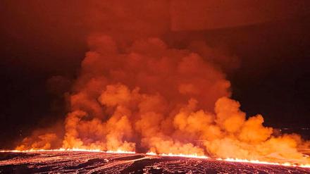 Zu dem neuen Ausbruch war es am Samstagabend um 20.23 Uhr (Ortszeit, 21.23 Uhr MEZ) zwischen Stóra-Skógfell und Sýlingafell auf der Reykjanes-Halbinsel gekommen.