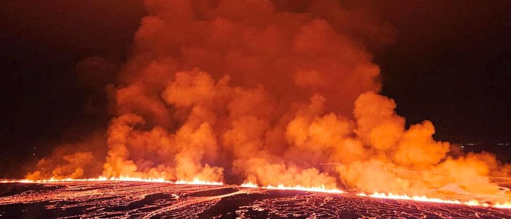 Zu dem neuen Ausbruch war es am Samstagabend um 20.23 Uhr (Ortszeit, 21.23 Uhr MEZ) zwischen Stóra-Skógfell und Sýlingafell auf der Reykjanes-Halbinsel gekommen.