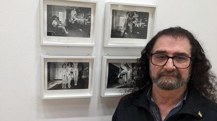 Der ukrainische Fotograf Roman Pyatkovka vor einigen seiner Bilder.