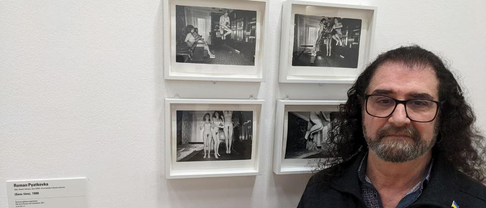Der ukrainische Fotograf Roman Pyatkovka vor einigen seiner Bilder.