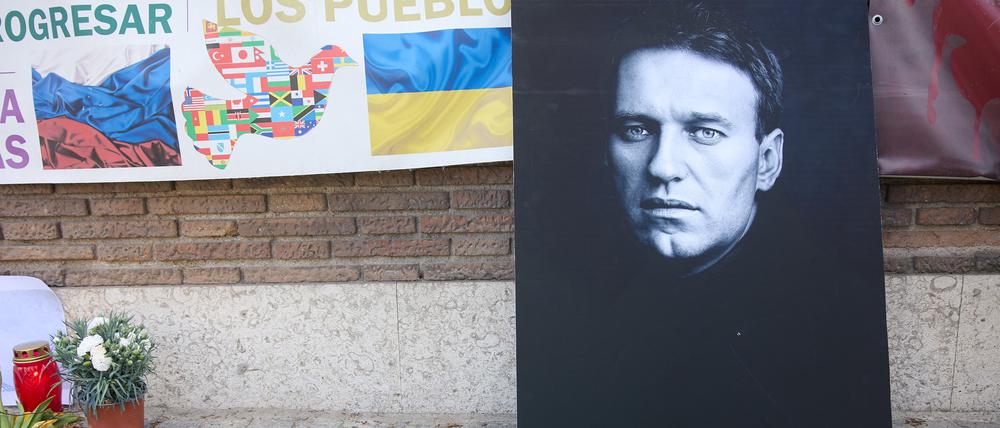 Blumen, ein Foto und Kerzen sind bei einer Gedenkfeier für Alexej Nawalni vor der russischen Botschaft zu sehen.