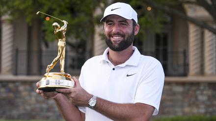 Scottie Scheffler mit dem Siegerpokal, dazu gab es einen Scheck über 4,5 Millionen US-Dollar.