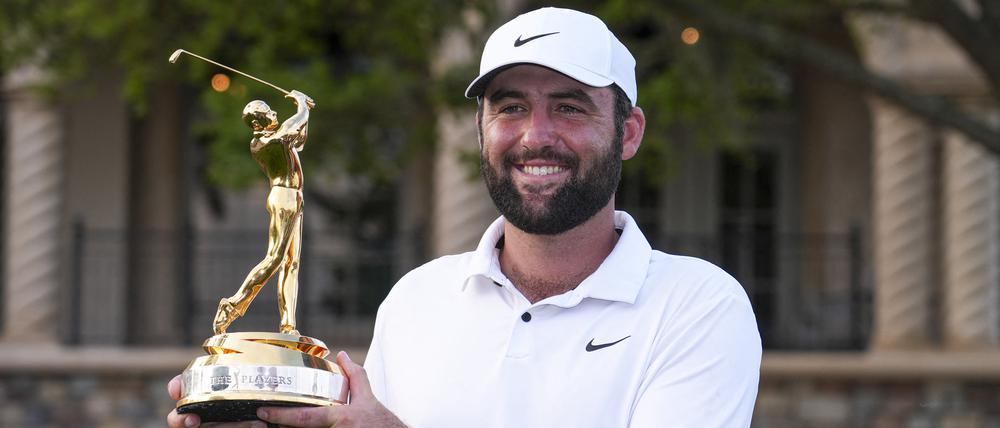 Scottie Scheffler mit dem Siegerpokal, dazu gab es einen Scheck über 4,5 Millionen US-Dollar.