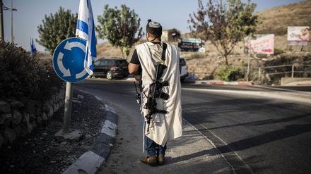 Bewaffneter israelischer Siedler nahe der palästinensischen Stadt Nablus im nördlichen Westjordanland.  