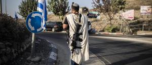 Bewaffneter israelischer Siedler nahe der palästinensischen Stadt Nablus im nördlichen Westjordanland.  