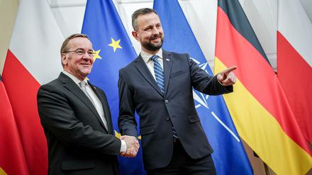 Bundesminister der Verteidigung, Boris Pistorius (l.), und Wladyslaw Kosiniak-Kamysz, Verteidigungsminister von Polen, geben sich nach einer Pressekonferenz die Hände.