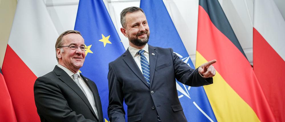 Bundesminister der Verteidigung, Boris Pistorius (l.), und Wladyslaw Kosiniak-Kamysz, Verteidigungsminister von Polen, geben sich nach einer Pressekonferenz die Hände.