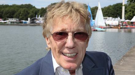 Hannover, der Schlagersänger Hans Blum alias Henry Valentino posiert am Maschsee, wo er als Kind viel Zeit verbracht hat.