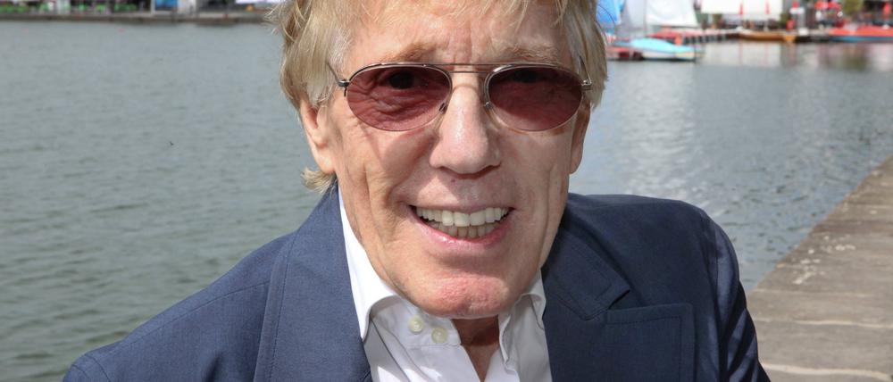 Hannover, der Schlagersänger Hans Blum alias Henry Valentino posiert am Maschsee, wo er als Kind viel Zeit verbracht hat.