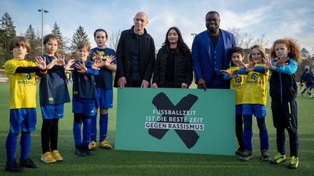 DFB-Präsident Bernd Neuendorf, Staatsministerin Reem Alabali-Radovan und der frühere Fussball-Nationalspieler Gerald Asamoah mit Fußballern und Fußballerinnen des Berliner Vereins FC Stern 1900.