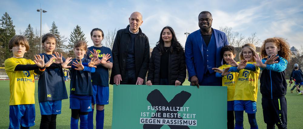 DFB-Präsident Bernd Neuendorf, Staatsministerin Reem Alabali-Radovan und der frühere Fussball-Nationalspieler Gerald Asamoah mit Fußballern und Fußballerinnen des Berliner Vereins FC Stern 1900.