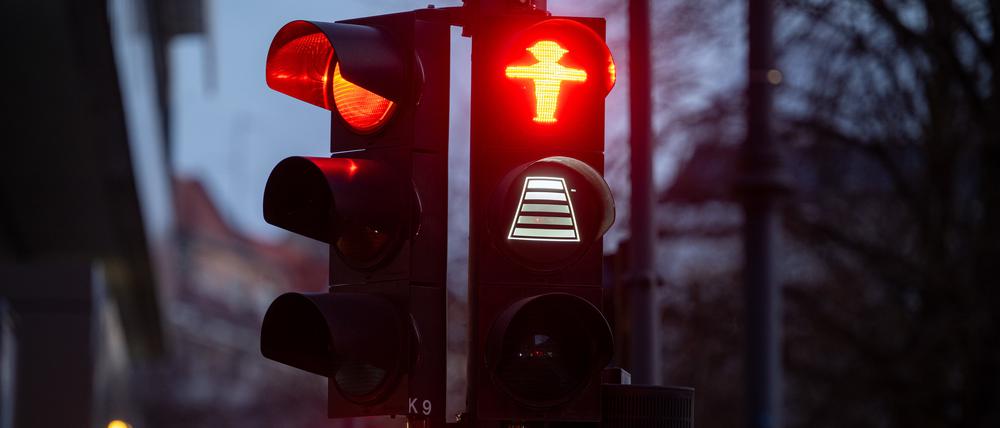 Berlins Fußgänger sollen beim Überqueren einer Straße an der Ampel künftig besser erkennen können, wie viel Zeit ihnen noch bleibt, wenn sie schon Rot haben.