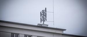Aufbau von 400 neuen Warnsirenen für Berlin gestartet, In Berlin sind die zwei ersten von 400 geplanten Sirenen zur Warnung vor Katastrophen aufgestellt worden. Eine der beiden Warnsierenen wurde auf dem Dach der Feuerwache Mitte installiert auf den Bildern zu sehen. Die zweite Sirene wurde auf dem Dach der Feuerwache Charlottenburg-Nord installiert. Der Aufbau der übrigen Warn-Sirenen soll im Jahr 2023 abgeschlossen sein. Sie sollen künftig im gesamten Stadtgebiet stehen, um die Bevölkerung in Krisenlagen warnen zu können. Finanziert werden sie vom Bund. Berlin Berlin Deutschland *** Construction of 400 new warning sirens for Berlin started, In Berlin, the first two of 400 planned sirens to warn of disasters have been installed One 