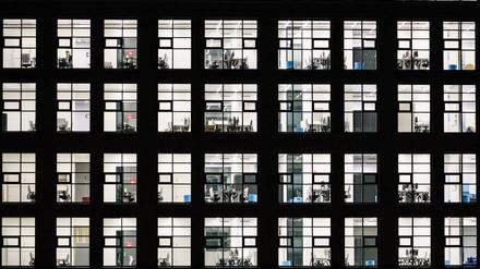 Auch nach dem Ende der Corona-Pandemie bleiben viele Büro-Arbeitsplätze in Deutschland leer. 