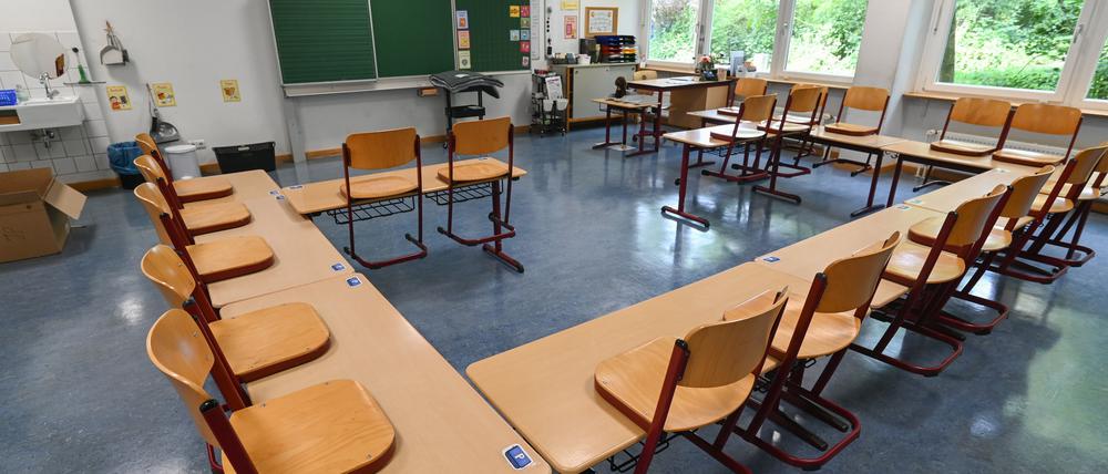 PRODUKTION - 29.08.2023, Hessen, Wiesbaden: Stühle stehen in einem leeren Klassenzimmer auf den Tischen. (zu dpa: «Mehr Unterrichtsausfall in MV als vor Corona») Foto: Arne Dedert/dpa +++ dpa-Bildfunk +++