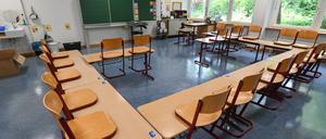 PRODUKTION - 29.08.2023, Hessen, Wiesbaden: Stühle stehen in einem leeren Klassenzimmer auf den Tischen. (zu dpa: «Mehr Unterrichtsausfall in MV als vor Corona») Foto: Arne Dedert/dpa +++ dpa-Bildfunk +++