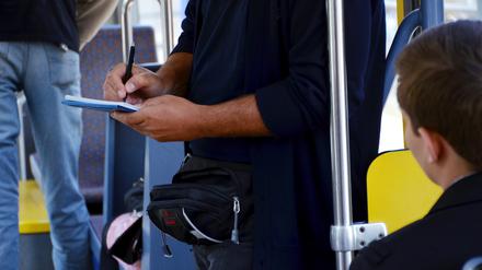 Ein Mitarbeiter der Kasseler Verkehrs-Gesellschaft kontrolliert in einer Straßenbahn Fahrscheine. (Symbolbild)