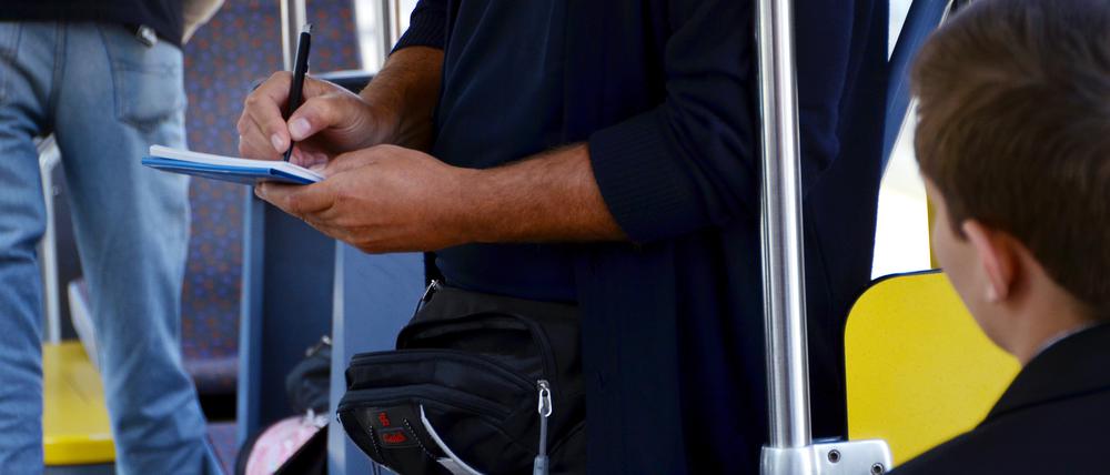 Ein Mitarbeiter der Kasseler Verkehrs-Gesellschaft kontrolliert in einer Straßenbahn Fahrscheine. (Symbolbild)