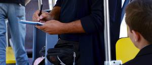 ARCHIV - Ein Mitarbeiter der Kasseler Verkehrs-Gesellschaft kontrolliert in einer Straßenbahn Fahrscheine, aufgenommen am 06.05.2011. In Brandenburg/Havel werden die meisten Strafanzeigen gegen Schwarzfahrer in Bussen und Straßenbahnen der Mark gestellt. (zu dpa "Brandenburg/Havel hat die meisten Anzeigen gegen Schwarzfahrer" vom 04.12.2016) +++(c) dpa - Bildfunk+++ | Verwendung weltweit