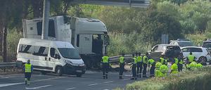 Rettungskräfte arbeiten an der Unfallstelle der Autobahn AP-4 unweit von Sevilla im Süden des Landes.