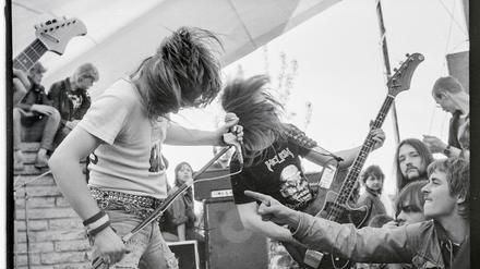 Ausstellung "Heavy Metal in der DDR", Kulturbrauerei Bild 1: Die Heavy Metal-Band "Asathor" während eines Konzert-Auftrittes im Jugendclub der Bauarbeiter in MagdeburgFoto: Mirko Stockmann