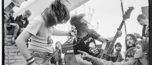 Die Heavy Metal-Band „Asathor“ während eines Konzert-Auftrittes im Jugendclub der Bauarbeiter in Magdeburg. 