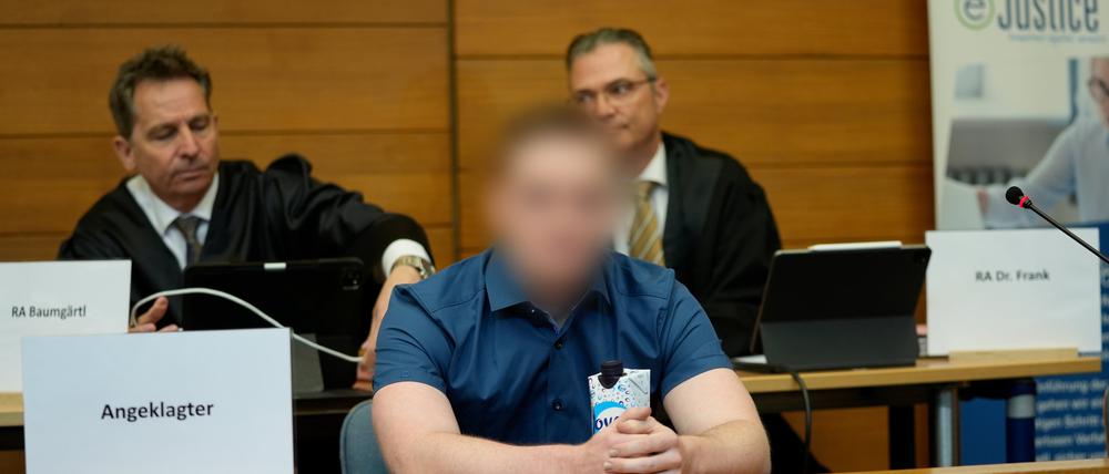 Der Angeklagte im Prozess um die getötete Studentin Hanna auf der Bank im Landgericht Traunstein.