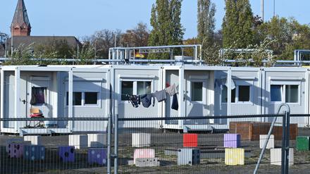 Die Container am Columbiadamm auf dem Tempelhofer Feld sind Unterkünfte für Geflüchtete. Der Bedarf an Unterbringungsmöglichkeiten in Berlin nimmt weiter zu. 