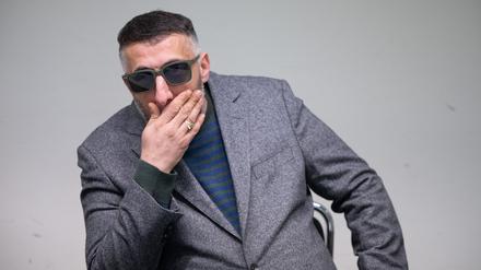 Kida Khodr Ramadan, Schauspieler, sitzt zu Beginn eines Prozesses gegen ihn im Gerichtssaal im Amtsgericht Tiergarten. 