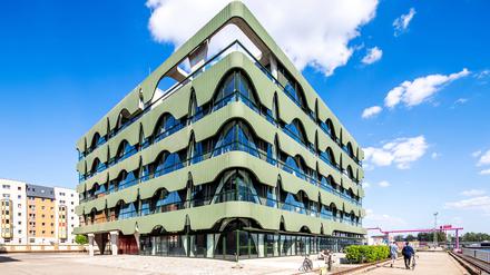 Der Modespeicher am Osthafen ist ein rares Beispiel für originelles Bauen in Berlin. Entgegen dem Trend der preußisch-rationalen Backsteinbauten präsentieren die Schweizer Archtikten einen Bau von geradezu exaltierter Beschwingtheit.