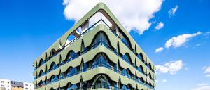 Der Modespeicher am Osthafen ist ein rares Beispiel für originelles Bauen in Berlin. Entgegen dem Trend der preußisch-rationalen Backsteinbauten präsentieren die Schweizer Archtikten einen Bau von geradezu exaltierter Beschwingtheit.