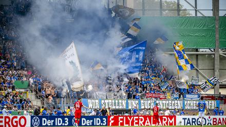 Im Thüringen-Derby zwischen Rot-Weiß Erfurt und FC Carl Zeiss Jena kam es wegen Pyrotechnik zur Spielunterbrechung. 