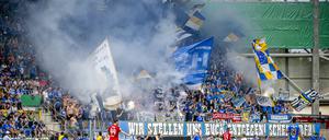 Im Thüringen-Derby zwischen Rot-Weiß Erfurt und FC Carl Zeiss Jena kam es wegen Pyrotechnik zur Spielunterbrechung. 