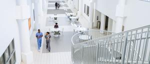 Blick in das Innere eines klar gegliederten und hellen Krankenhauses.