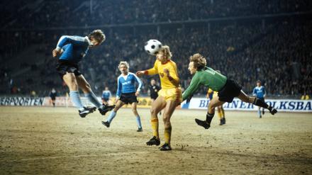 Dieter Nüssing (li.) gleicht im Hinspiel gegen Dukla Prag für Hertha BSC aus.