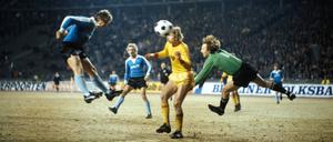 Dieter Nüssing (li.) gleicht im Hinspiel gegen Dukla Prag für Hertha BSC aus.