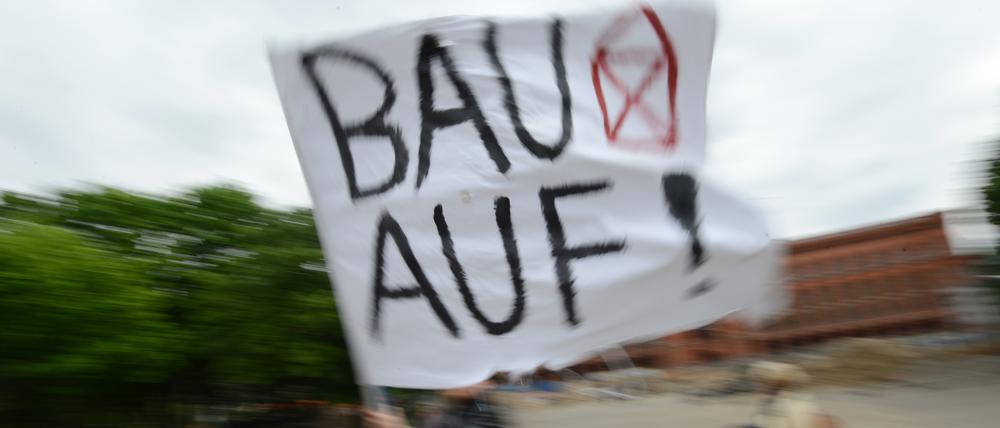 Ein Student der Schauspielschule "Ernst Busch" schwingt am Montag (07.05.2012) vor dem Roten Rathaus in Berlin wegen des Streits Ã¼ber die Schauspielschule eine Flagge. Die Studenten fordern einen Neubau fÃ¼r das renommierte Ausbildungsinstitut. Mit der Aktion protestieren sie gegen einen Beschluss des Haushaltsausschusses des Berliner Abgeordnetenhauses. Danach steht ein Neubau der Schule wegen Mehrkosten auf der Kippe. Foto: Rainer Jensen dpa/lbn ++ +++ dpa-Bildfunk +++