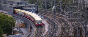 Ein S-Bahn-Zug der Linie S5 verlässt den Bahnhof Jannowitzbrücke und fährt in Richtung Charlottenburg.