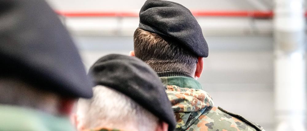Symbolbild von Soldaten der Deutschen Bundeswehr mit Feldmuetze und Soldatenuniform in Wunstorf, Niedersachsen.
