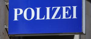 Ein Schild mit der Aufschrift „Polizei“ hängt an einem Polizeirevier i Leipzig.