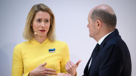 19.03.2024, Berlin: Kaja Kallas, Ministerpräsidentin von Estland, und Bundeskanzler Olaf Scholz (SPD) diskutieren bei einer Konferenz der Friedrich-August-von Hayek-Stiftung.