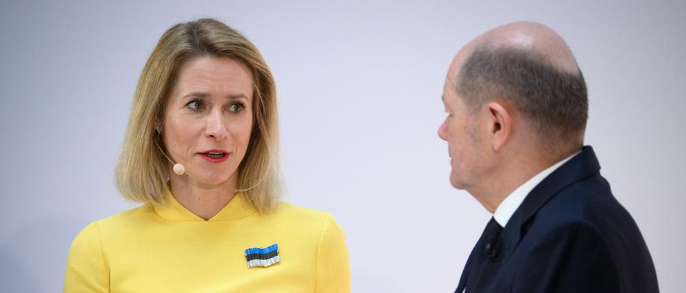 19.03.2024, Berlin: Kaja Kallas, Ministerpräsidentin von Estland, und Bundeskanzler Olaf Scholz (SPD) diskutieren bei einer Konferenz der Friedrich-August-von Hayek-Stiftung.