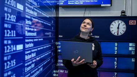 Elena Rudolphi, Projektleiterin Reisendeninformation, steht im Testlabor der Deutschen Bahn in Berlin-Kreuzberg.