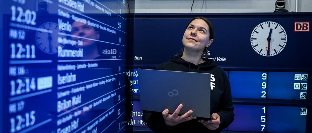 Elena Rudolphi, Projektleiterin Reisendeninformation, steht im Testlabor der Deutschen Bahn in Berlin-Kreuzberg.