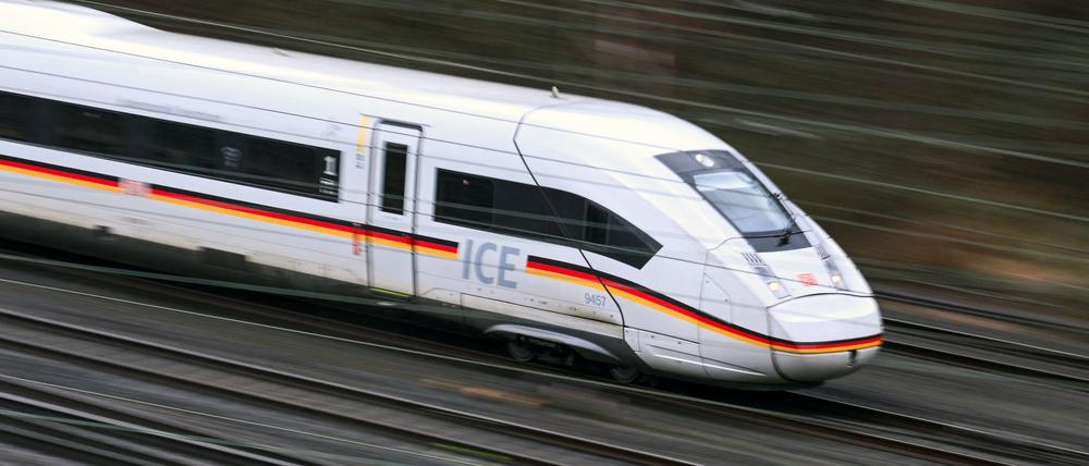 Symbolbild eines fahrenden ICE
