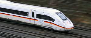 Ein ICE-Zug der Deutschen Bahn DB fährt am 11. März 2024 am Güterbahnhof in Hagen, Westdeutschland, vorbei (Symbolbild).