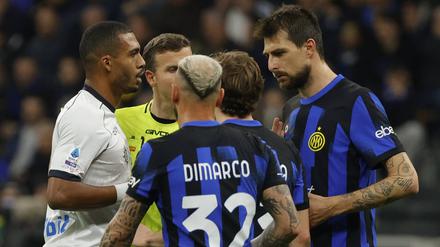 Juan Jesus (l.) mit Inters Francesco Acerbi im Punktspiel zwischen Neapel und Inter vor einigen Wochen.